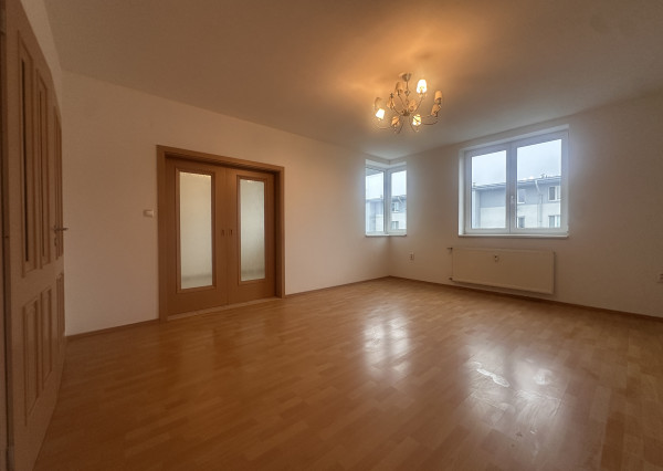 Na predaj veľký 3 izbový byt na ulici Píniová, 82 m2.