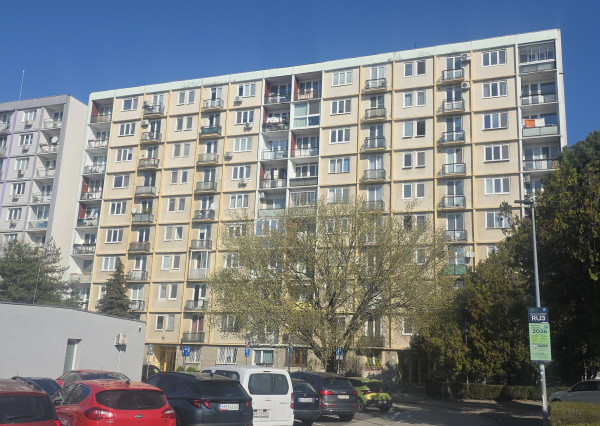 3 IZBOVÝ BYT SO ŠATNÍKOM PÔVODNÝ STAV BALKÓN + LOGGIA BRATISLAVA RUŽINOV ŠALVIOVÁ ulica