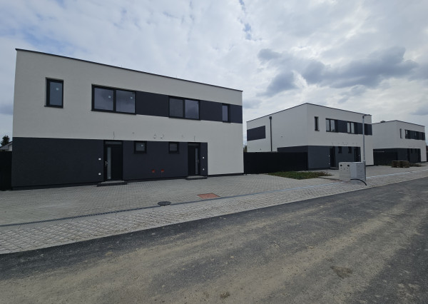 NOVOSTAVBA 4 IZBOVÝ BYT S PARKOVANÍM A ZÁHRADOU V ROVINKE