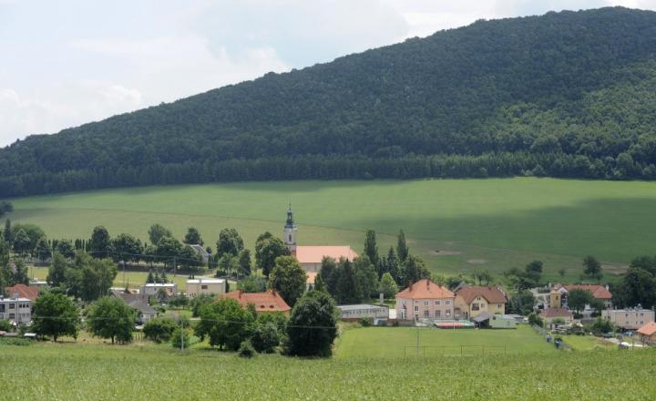 NA PREDAJ PEKNÝ PRAVIDELNÝ POZEMOK obec RUMANOVÁ okres NITRA - fotografia 1
