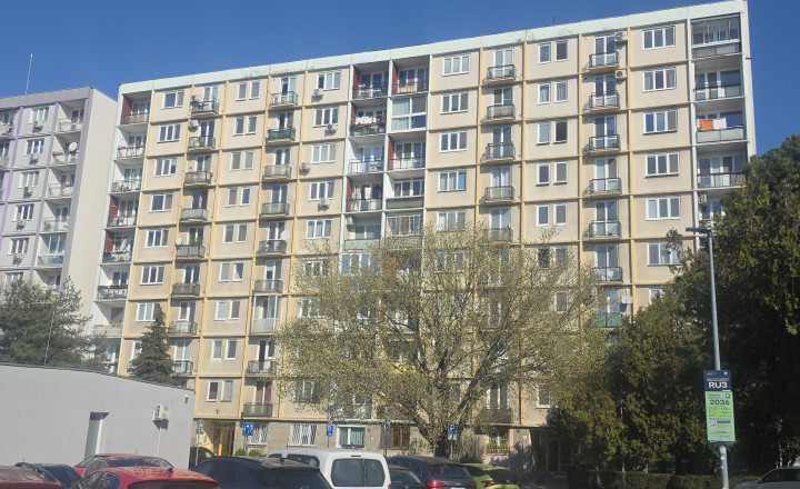 3 IZBOVÝ BYT SO ŠATNÍKOM PÔVODNÝ STAV BALKÓN + LOGGIA BRATISLAVA RUŽINOV ŠALVIOVÁ ulica