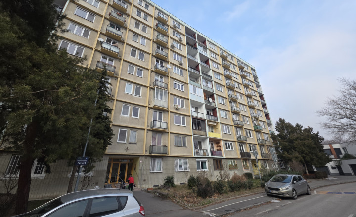 3 IZBOVÝ BYT SO ŠATNÍKOM PÔVODNÝ STAV BALKÓN + LOGGIA BRATISLAVA RUŽINOV ŠALVIOVÁ ulica - fotografia 1
