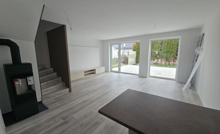 POSLEDNÝ VOĽNÝ BYT S PARKOVANÍM A ZÁHRADOU ROVINKA - fotografia 6