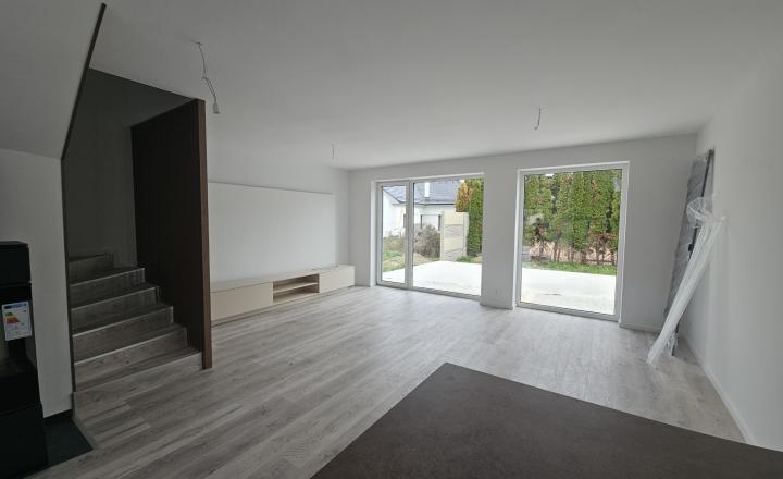 POSLEDNÝ VOĽNÝ BYT S PARKOVANÍM A ZÁHRADOU ROVINKA - fotografia 7