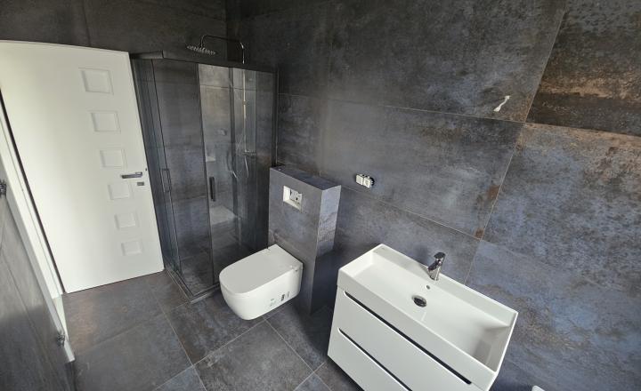 POSLEDNÝ VOĽNÝ BYT S PARKOVANÍM A ZÁHRADOU ROVINKA - fotografia 20