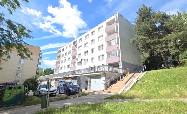 NA PREDAJ 4 IZBOVÝ BYT S LOGGIOU  BRATISLAVA - DÚBRAVKA - fotografia 1