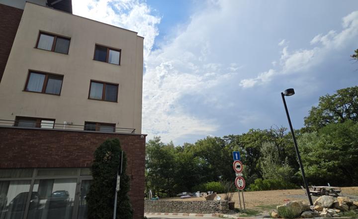 PREDAJ PARKOVANIE BRATISLAVA - NOVÉ MESTO - KRAMÁRE, ĎUMBIERSKA ul. - fotografia 3