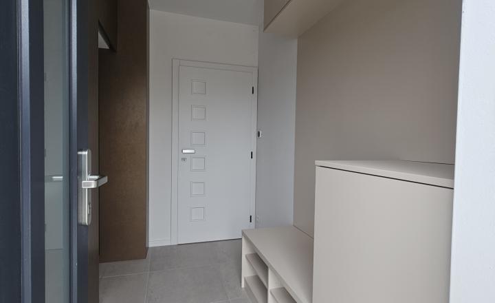 POSLEDNÝ VOĽNÝ BYT S PARKOVANÍM A ZÁHRADOU ROVINKA - fotografia 3