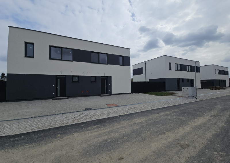 NOVOSTAVBA 4 IZBOVÝ BYT S PARKOVANÍM A ZÁHRADOU V ROVINKE